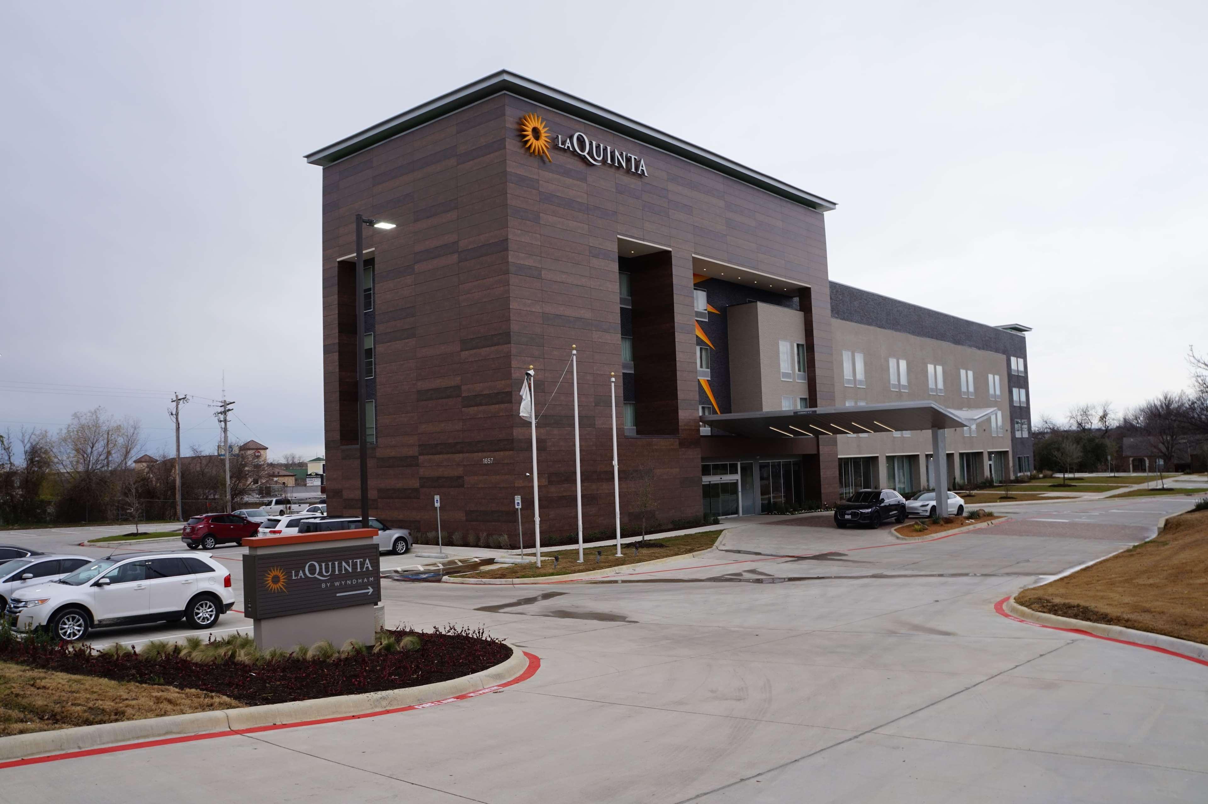 La Quinta Inn & Suites By Wyndham Lewisville Bagian luar foto